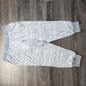 🦇 Cacique Light Gray Patterned Joggers 🦇